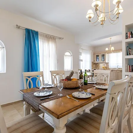 Villa Alba Spacious By The Sea